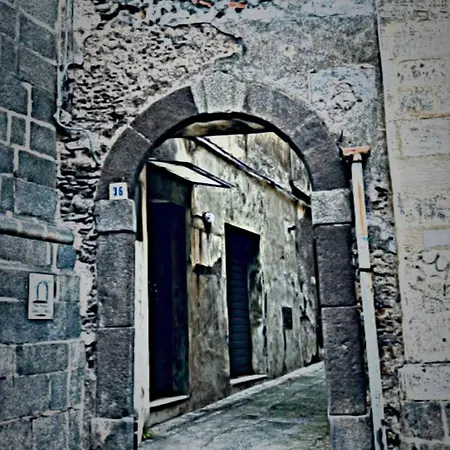 Casa Sotto L Arco Apartment